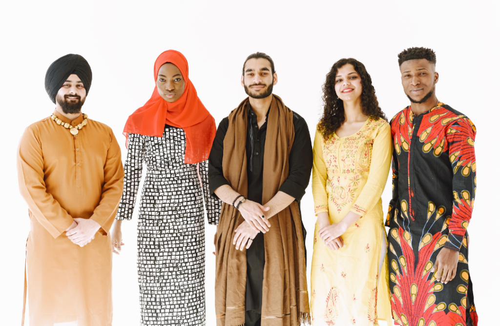 grupo de pessoas vestindo roupas coloridas e vibrantes
