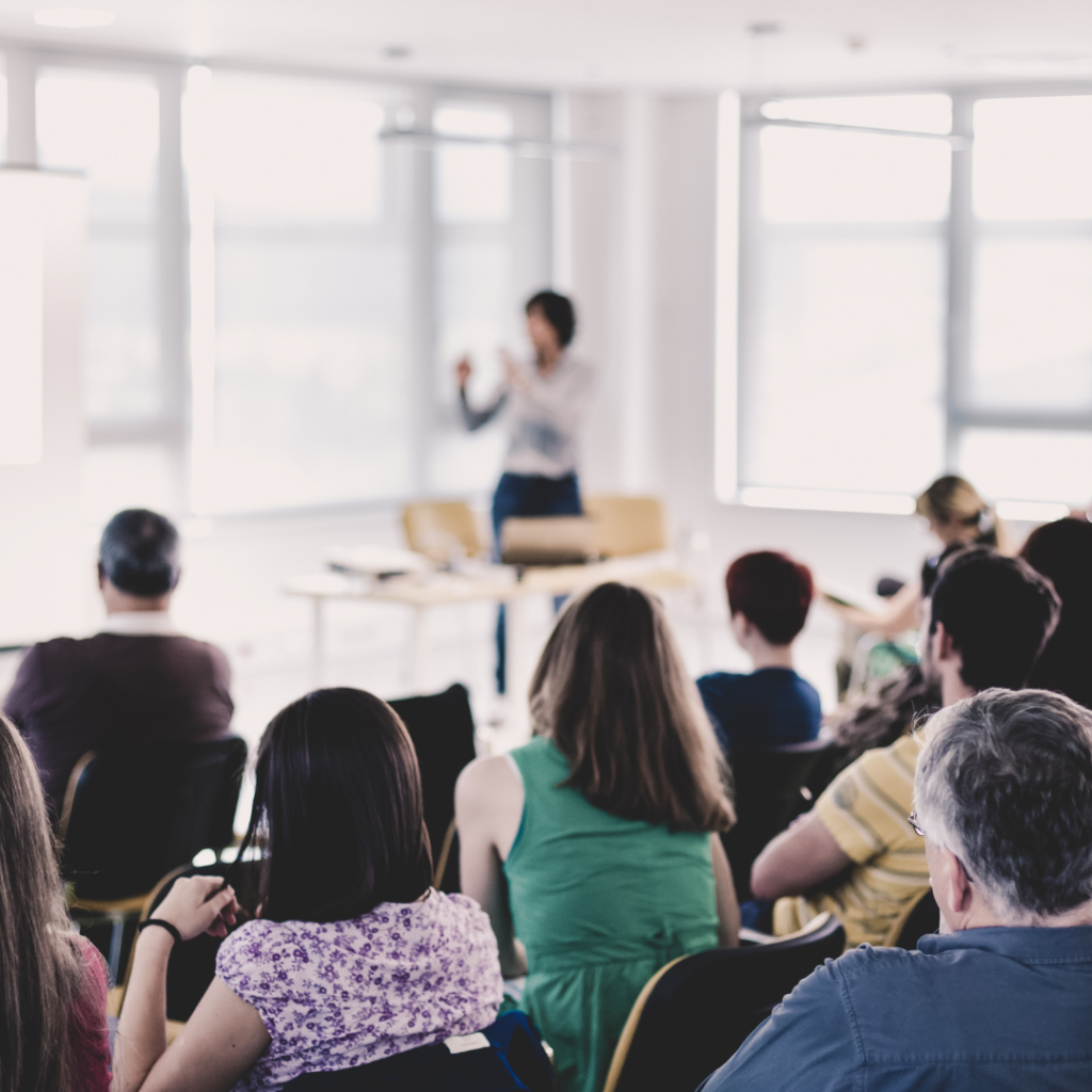 Pessoa se comunicando em uma reunião de negócios ou evento social